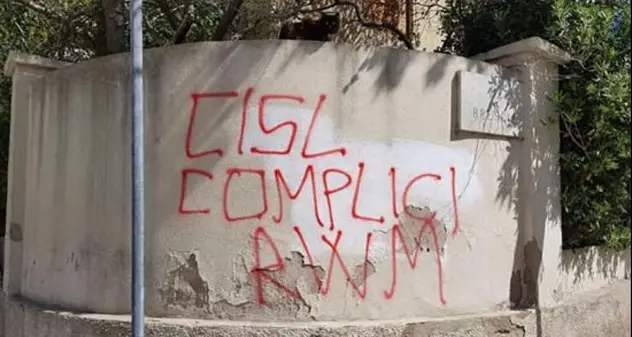 “Cisl complici Rwm”, scritte offensive in via Ancona