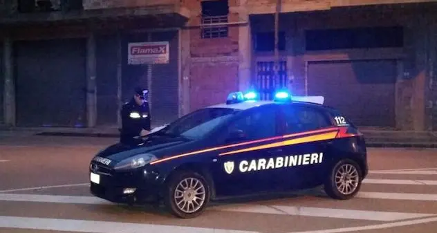 Spari nella notte contro l'auto di un 40enne