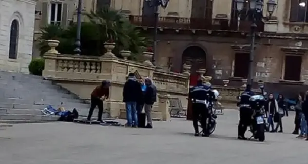 Moses Concas suona in piazza d'Italia, i vigili lo cacciano