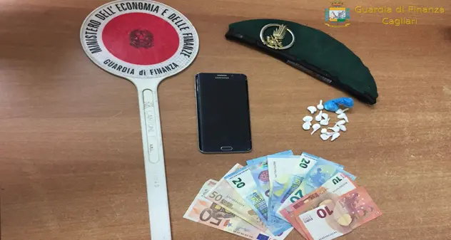 Senza patente a bordo dello scooter con 24 dosi di cocaina: arrestato