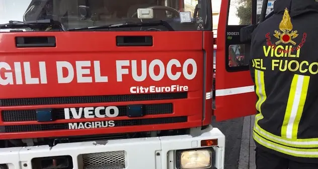 Tenta di mettere in moto l'auto che prende fuoco, paura a Fonni