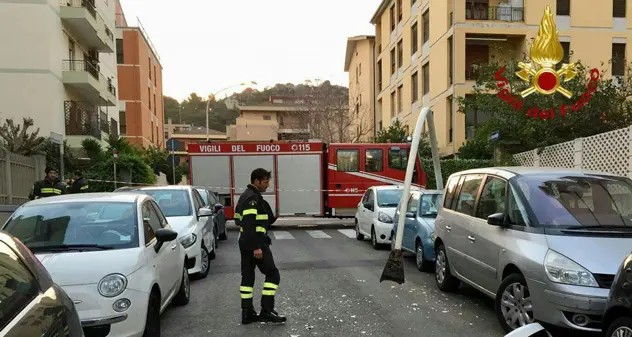 Crolla un palo della luce sulle auto in sosta: danni ingenti, nessun ferito