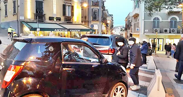 Piazza Costituzione, caos parcheggi: “I maleducati dello spritz serale”