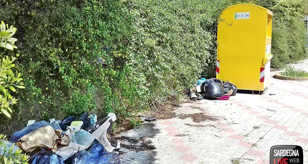 Ancora il ‘giallo’ dei contenitori per la roba usata: “Mai svuotati, peggiora il degrado”