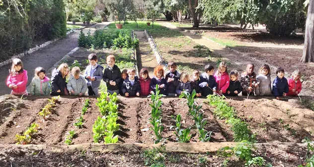 Orto Botanico, i bimbi dell’asilo Satta \"al lavoro\" nel nuovo orto elfico