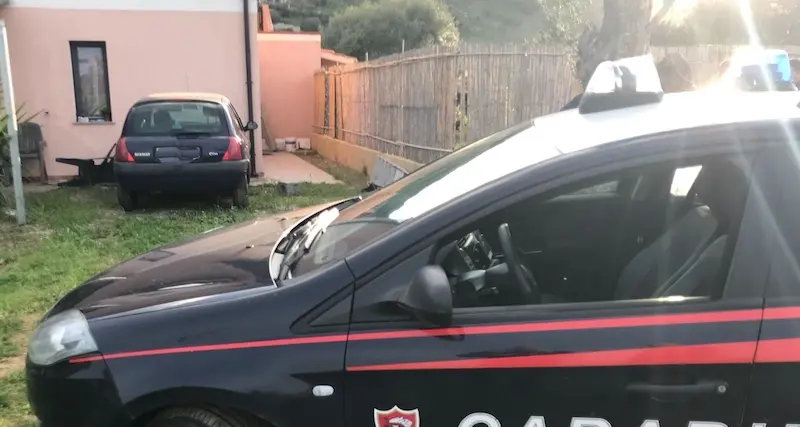 Si nasconde dentro un furgone dopo aver tentato di rubare un'auto: 30enne individuato e denunciato dai Carabinieri