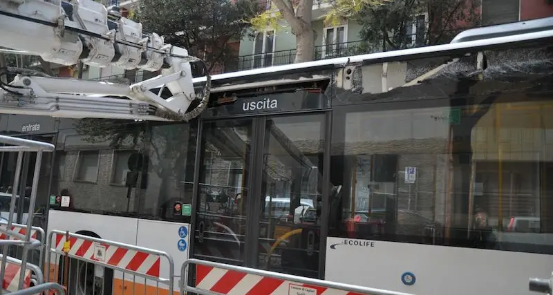 Gru finisce sopra un'autobus