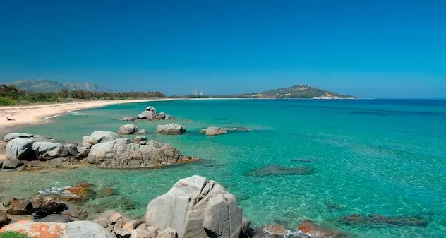 Le Bandiere Blu sventolano sulle spiagge di Tortolì: è il primo comune della Sardegna per numero di vessilli