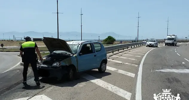 Cagliari. Perde il controllo dell'auto e finisce contro lo spartitraffico: paura per una 20enne