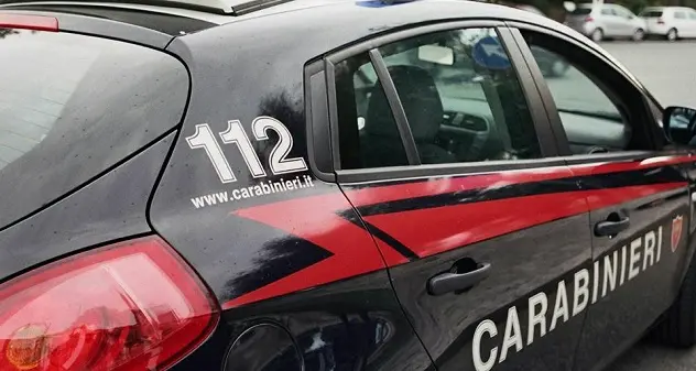 Furto in un negozio di abbigliamento, due donne fermate dai carabinieri