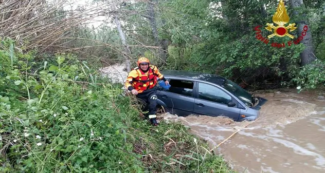 Con l’auto finisce dentro un torrente, salvato dai Vigili del Fuoco