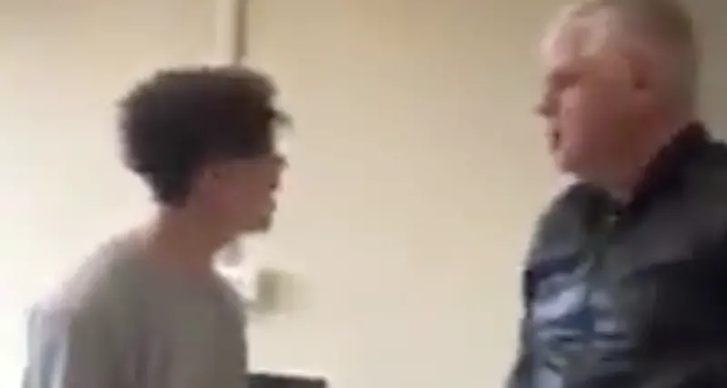 Sconvolgente atto di bullismo e prepotenza nei confronti del professore