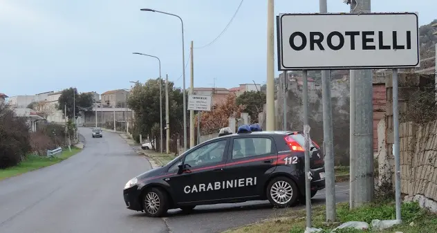 Distrugge l'auto e inventa di essere stato rapito: denunciato per simulazione di reato