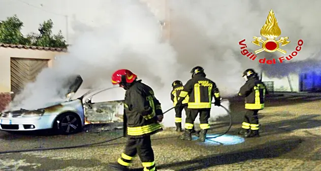 Notte di fuoco nel cagliaritano: un’auto e tre compattatori in cenere