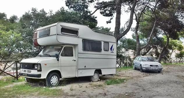 Un gatto, un camper e ‘vista panoramica’ davanti all’ex carcere di Buoncammino