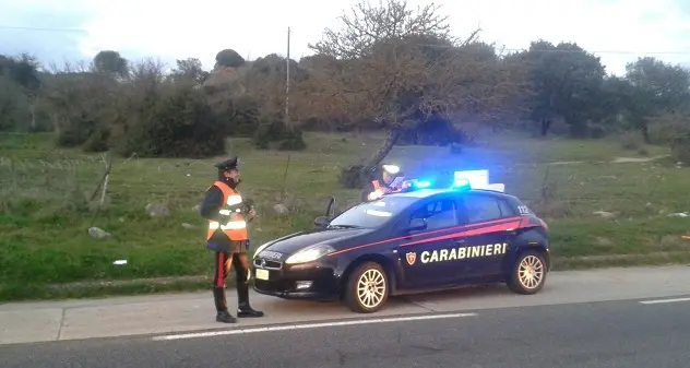 Auto in fiamme sulla SP 111, indagano i carabinieri