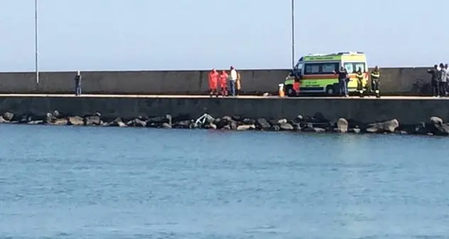 Ciclista cade dal molo di Torregrande e annega