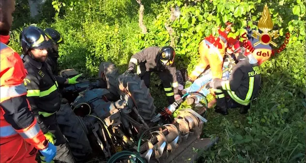 Il trattore si ribalta e lo travolge: grave un 70enne