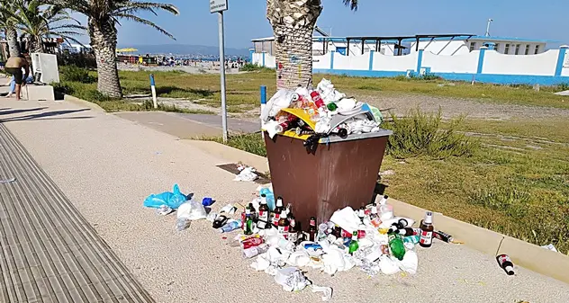 Strade, cassonetti e Poetto ‘cartoline-spazzatura’: “Nemmeno un operatore ecologico?”