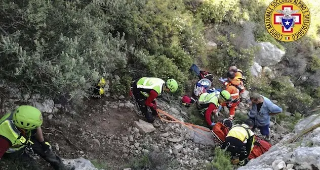 Scivola e batte la testa: turista francese soccorsa a Baunei