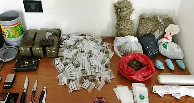 Hashish e marijuana nascosti in casa, arrestato un 18enne pregiudicato