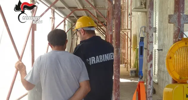Continuano i controlli dei Carabinieri nei cantieri edili: scoperto un lavoratore in nero, denunciato il titolare di un'impresa