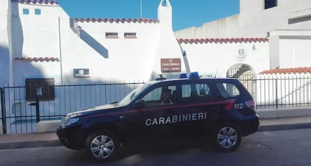 Ruba il bancomat a un'anziana, preleva 600 euro e poi fa il pieno all'auto: denunciata