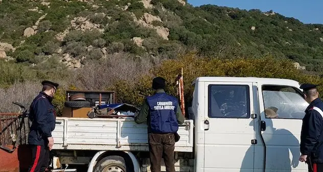 Discarica abusiva scoperta dall'elicottero dei Carabinieri: tre persone nei guai