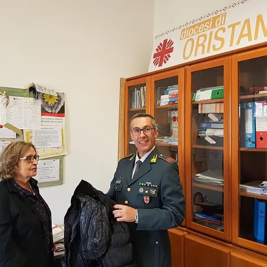 Capi d'abbigliamento contraffatti sequestrati dalle Fiamme Gialle e donati alla Caritas