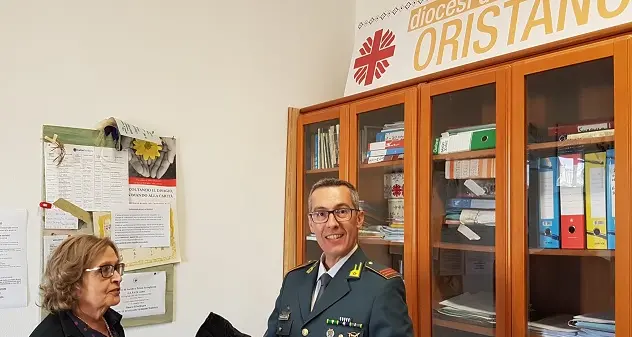 Capi d'abbigliamento contraffatti sequestrati dalle Fiamme Gialle e donati alla Caritas