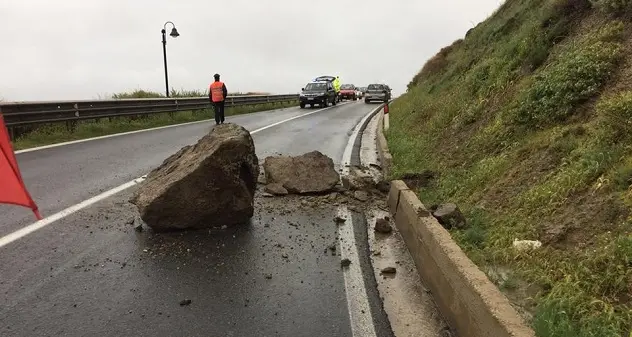 Un masso frana a causa delle piogge: chiusa la Strada statale 200