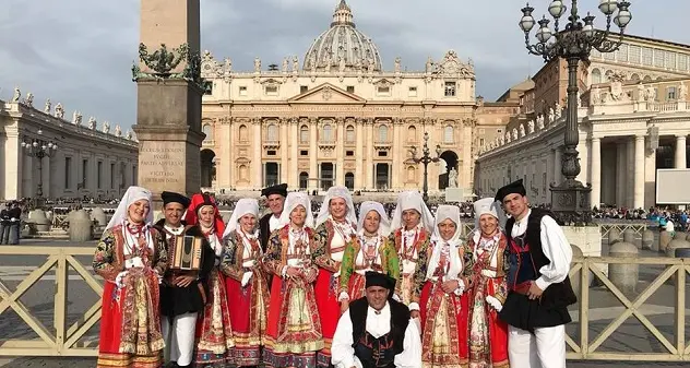 Il Gruppo folk Balladores di Ollolai in udienza dal Papa