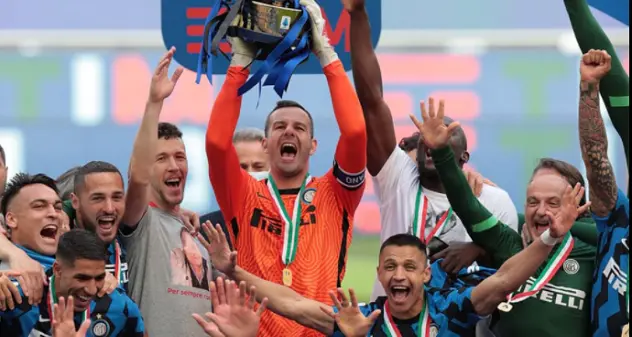 Inter, è il giorno della festa. Handanovic alza la coppa a San Siro