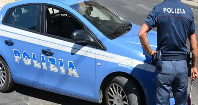 “Dammi i soldi o brucio la macchina e il circolo”: i poliziotti arrestano il figlio ‘terribile’