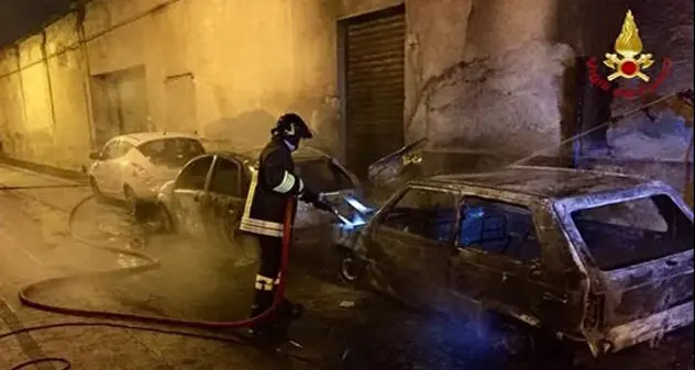 Notte di paura, tre auto in fiamme: sul posto i Vigili del Fuoco