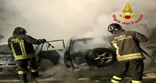 Rogo su due auto in centro, tempestivo l’intervento dei Vigili del Fuoco