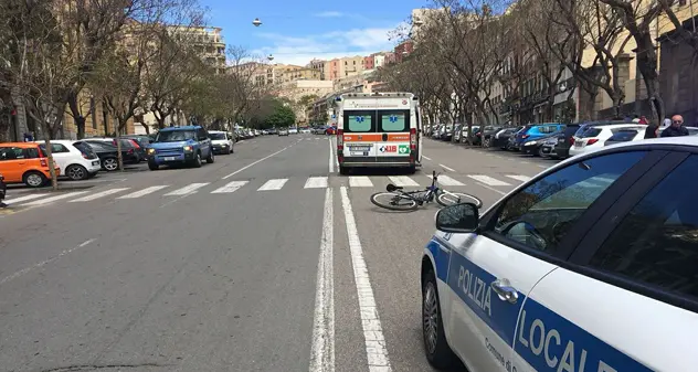 Auto investe un ciclista in pieno centro, 37enne ricoverato al Policlinico