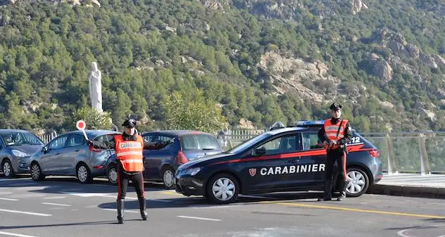 Guida senza patente e si rifiuta di sottoporsi all'alcol test: denunciato dai Carabinieri