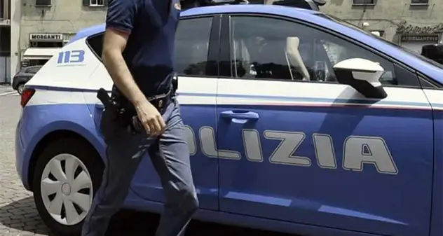 Ubriaco e armato di coltello minaccia i clienti di un locale: denunciato