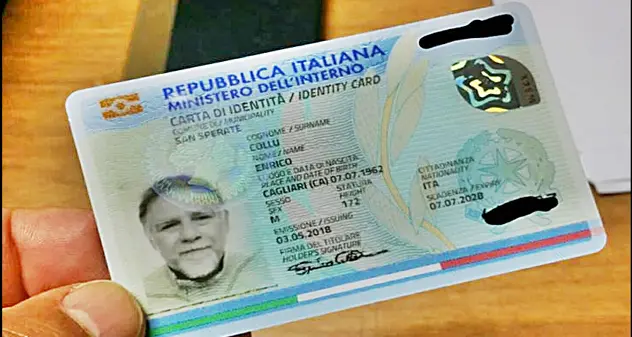 Carta di identità elettronica, il sindaco Enrico Collu il primo possessore