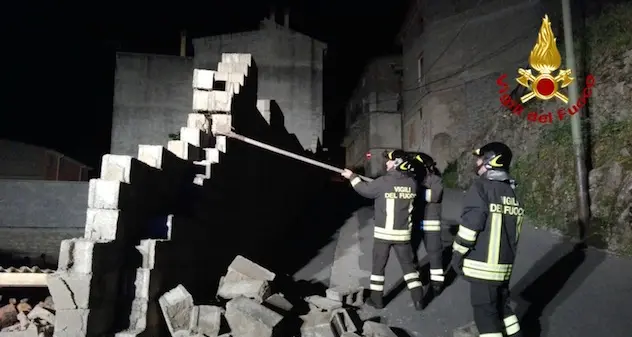 Finisce con l'auto contro un muro: conducente in ospedale