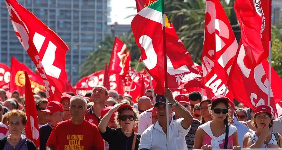 I sindacati marciano su Cagliari: i temi dell'emergenza riguardano il lavoro, le riforme e l'equità fiscale\" . Lancio di uova sul palazzo Consiglio Regionale