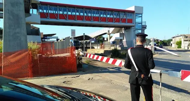 Treno contro furgone rimasto intrappolato tra le sbarre del passaggio a livello