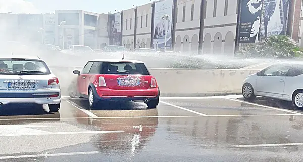 Paura alla Corte del Sole per un’auto in fiamme, provvidenziale l’intervento dei vigilantes