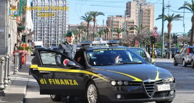 Borse e vestiti con i marchi contraffatti: sequestro in centro della Guardia di Finanza