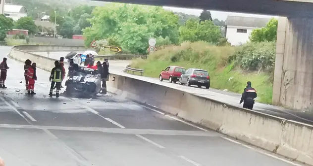 Auto sbanda contro un pilastro, conducente muore carbonizzato