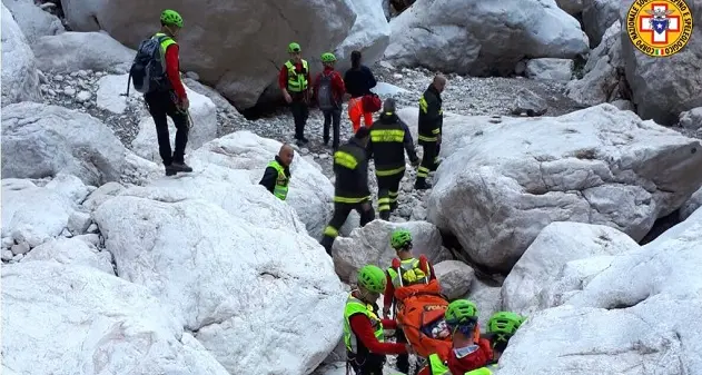 Frattura per un'escursionista: interviene il Soccorso Alpino