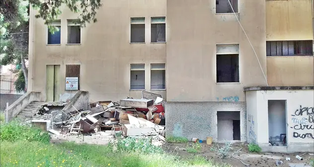 Ex asilo via Serbariu: in attesa dei lavori, ora è la dimora dei tossici