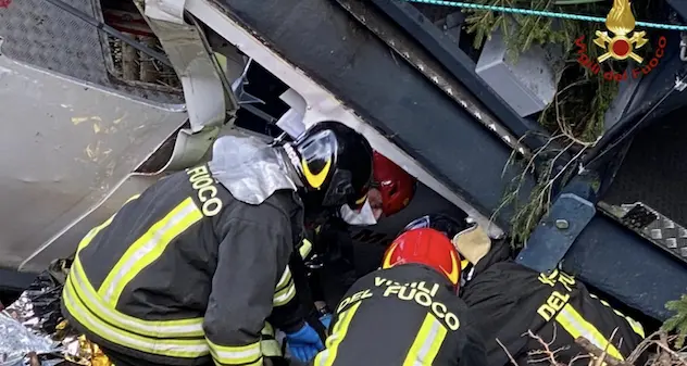 Funivia caduta sul Mottarone. Muore un operatore tv: stava risalendo la montagna