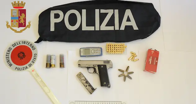 Deteneva armi clandestine nella sua camera da letto: arrestato nuorese